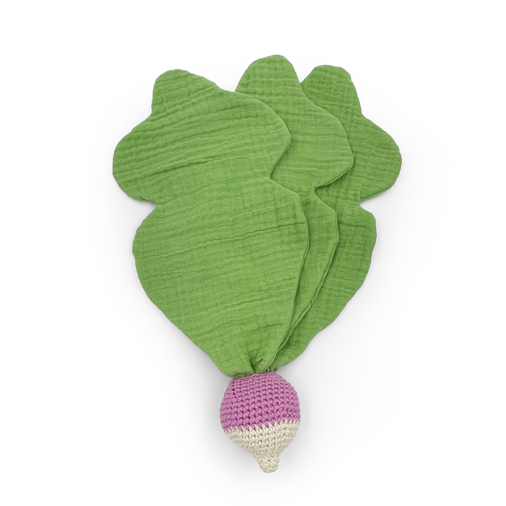 Doudou pour bébé radis blanc et mauve, feuilles vertes, en coton biologique certifié GOTS et crochet fait à la main.